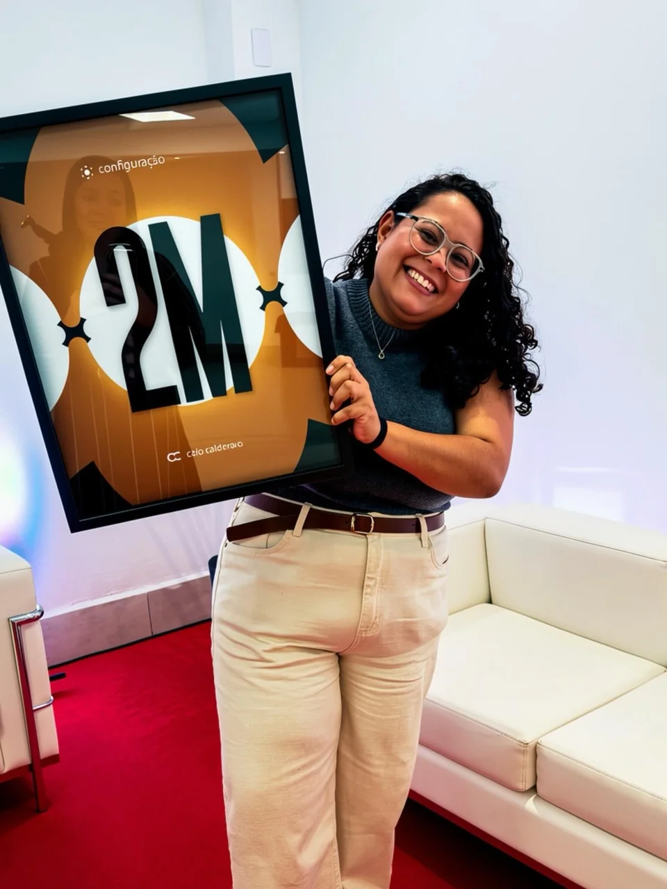 Amanda com a placa de 2 milhões faturados