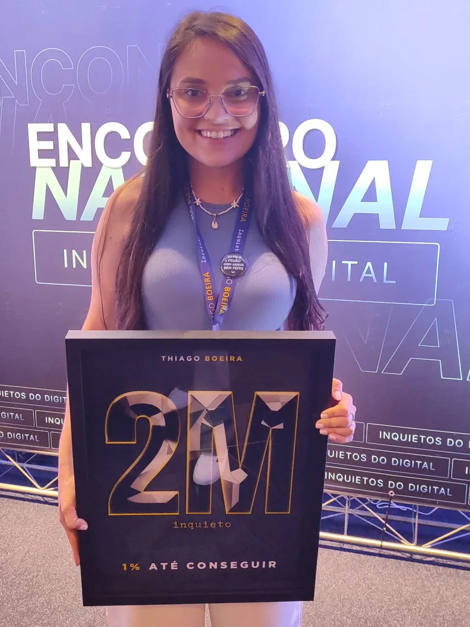 Ligia com a placa de 2 milhões faturados